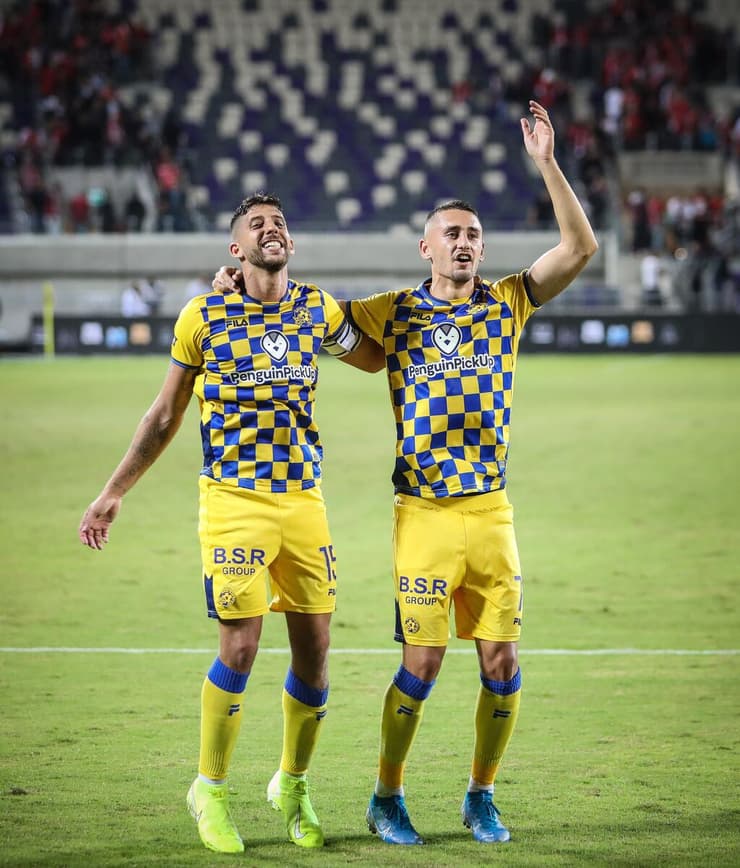 יחזרו לבלומפילד כשחקני אותה לראשונה כשחקני אותה קבוצה מאז פרשת "הכדורגלנים והקטינות". עומר אצילי ודור מיכה במדי מכבי ת"א (צילום: עוז מועלם) עומר אצילי ודור מיכה