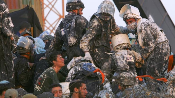 שוטרים לפני בית הכנסת בכפר דרום