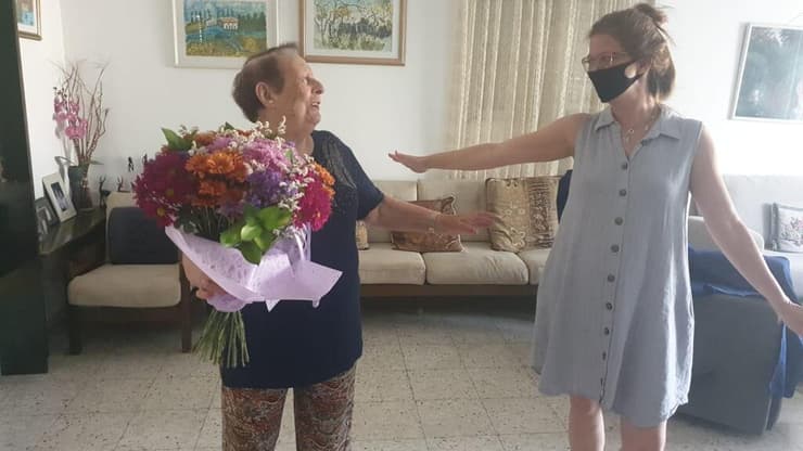 ניצולת השואה שרה אינהורן עם מתנדבת מעמותת "מטב" (באדיבות עמותת מטב) ניצולת השואה שרה אינהורן והמתנדבת יעל שקדי