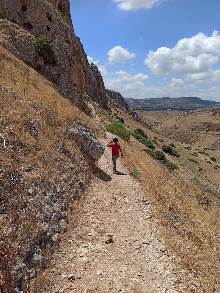 השביל השחור במורד מצוק הארבל