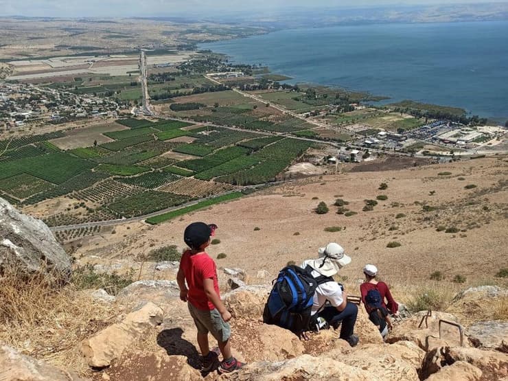 מטיילים בירידה התלולה במצוק הארבל