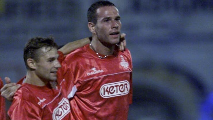 אסי דומב וסרגיי קלשצ'נקו חוגגים במהלך הגומלין מול אררט ירבאן בעונת 2001/2