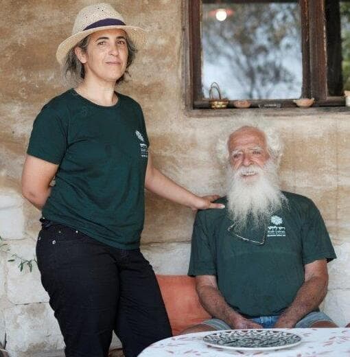אילה עם אביה מיכה בבית הבד המשפחתי (צילום: אסי חיים) מיכה ואיילה נוי ריש לקיש