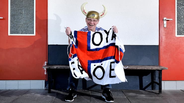 ניצחון היסטורי. אוהד איי פארו (צילום: gettyimages) אוהדי איי פארו