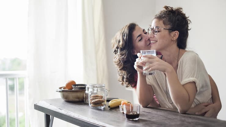 סקס בין נשים הוא ארוך יותר (צילום: Shutterstock) נשים מאוהבות