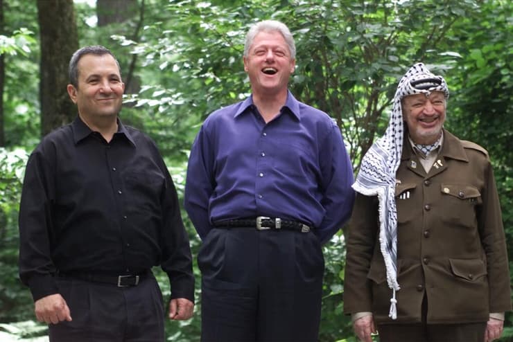 קלינטון, ברק וערפאת. הפעם זה הצליח לנשיא האמריקני (צילום: AP) ערפאת קלינטון וברק בקמפ דייוויד