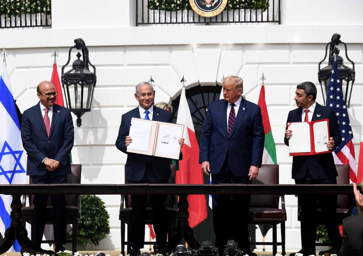 שר החוץ של בחריין: עבד אל-לטיף אל-זיאני שר החוץ של איחוד האמירויות: עבדאללה בן זאיד דונלד טראמפ בנימין נתניהו חתימת הסכם השלום בין ישראל לאיחוד האמירויות בבית הלבן