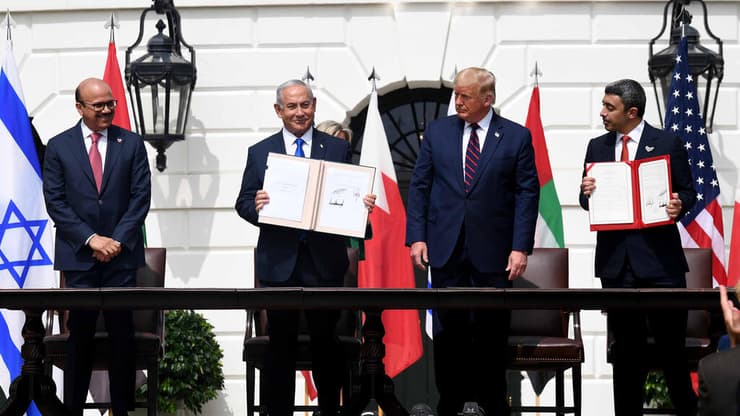 יום החתימה על הסכמי אברהם. יחסי השלום שמשמשים כ"מנוף לחץ" (צילום: אבי אוחיון, לע"מ) שר החוץ של בחריין: עבד אל-לטיף אל-זיאני שר החוץ של איחוד האמירויות: עבדאללה בן זאיד דונלד טראמפ בנימין נתניהו חתימת הסכם השלום בין ישראל לאיחוד האמירויות בבית הלבן
