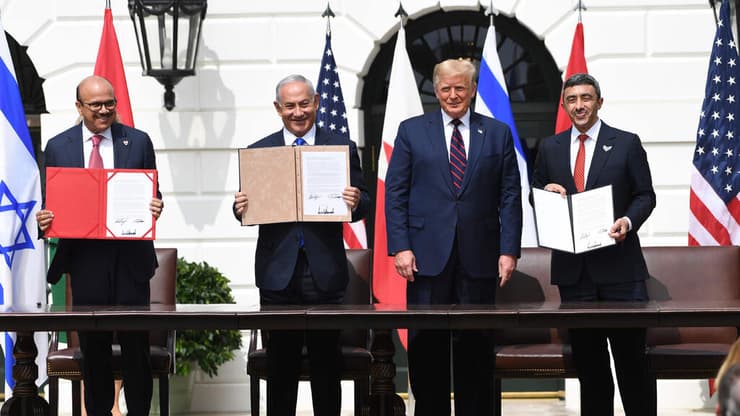 החתימה על "הסכמי אברהם" בבית הלבן (צילום: AFP) שר החוץ של בחריין: עבד אל-לטיף אל-זיאני שר החוץ של איחוד האמירויות: עבדאללה בן זאיד דונלד טראמפ בנימין נתניהו חתימת הסכם השלום בין ישראל לאיחוד האמירויות בבית הלבן