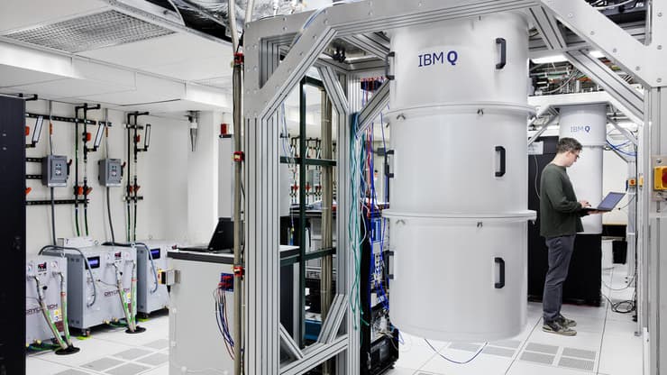 המחשב הקוונטי של חברת IBM (צילום: IBM) IBM מחשב קוונטי