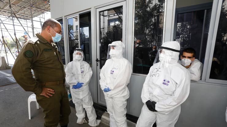 אייל זמיר במפקדה המשימתית של פיקוד העורף. "המספרים גדולים מדי והמפקדה שהקמנו לא תעמוד בהם, לא משנה כמה חוקרים אפידמיולוגים יהיו" (צילום: שאול גולן)  אייל זמיר