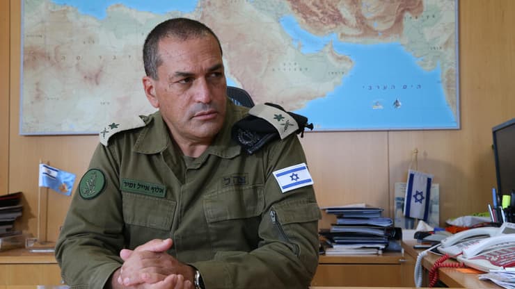 זמיר והכומתה השחורה. "מצער שסגרנו חטיבת שריון" (צילום: שאול גולן)  אייל זמיר