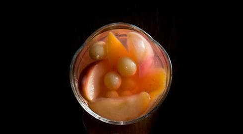 מרק פירות טריים עם טוויסט של רום
(ציילום: ירון ברנר ) 3 מתכוני קומפוט צבעוניים