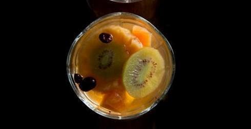 פירות טרופיים מבושלים עם מקל וניל
(ציילום: ירון ברנר ) 3 מתכוני קומפוט צבעוניים