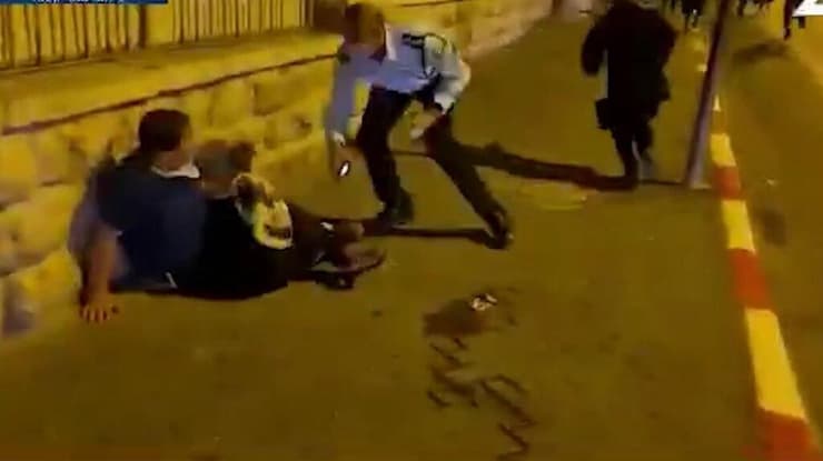 התיעוד של מרציאנו בתקרית ב-2020 (צילום: מוטי קסטל) סגן ניצב שימי מרציאנו רודף אחרי קבוצת מפגינים בירושלים