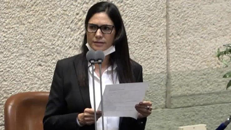 ח"כ עטיה מקריאה את עדותה של אנג'ל במליאה (צילום: ערוץ כנסת ) אתי עטיה