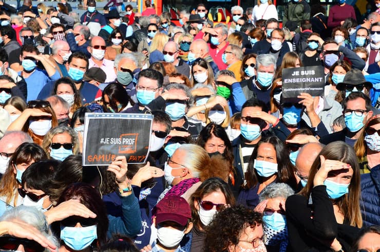 בורדו כיכר הבורסה הפגנה מפגינים רצח מורה סמואל פאטי