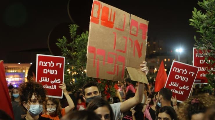 "ארגוני הנשים סובלים ממחסור במימון, אי אפשר לוותר על כספים ממדינות זרות" (צילום: מוטי קמחי) הפגנה נגד אלימות כלפי נשים בכיכר הבימה בתל אביב