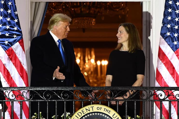 השבעת איימי קוני בארט בנוכחות טראמפ בבית הלבן