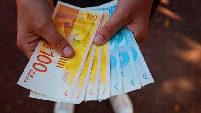 פחות משני שליש מההורים היהודים ופחות מרבע מההורים בחברה הערבית מכפילים את סכום החיסכון לכל ילד בהתאם לחוק המאפשר זאת (צילום: שאטרסטוק) כסף שטרות שקלים