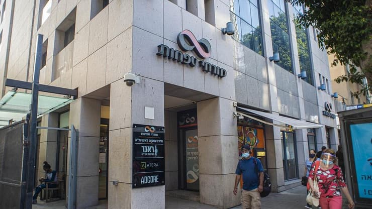 בנק מזרחי טפחות (צילום: יובל חן) בנק מזרחי טפחות