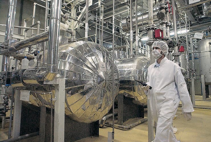 מתקן העשרת אורניום באיראן (צילום: AP) העשרת אורניום באיראן