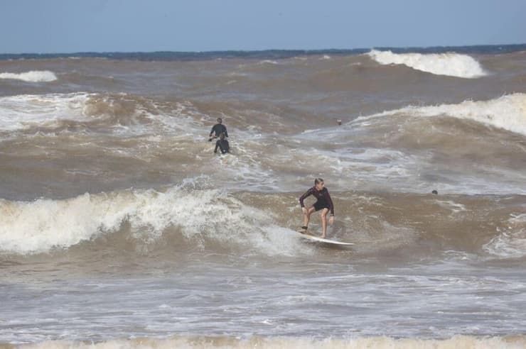 זיהום בחופי תל אביב (צילום: מוטי קמחי) זיהום בחופי תל אביב