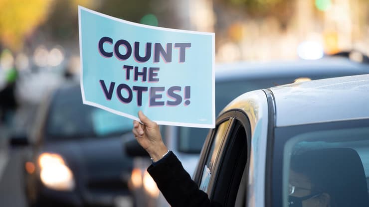 הפגנה מחאה מול הבית הלבן וושינגטון בזמן הבחירות לנשיאות (צילום: AFP) הפגנה מחאה מול הבית הלבן וושינגטון ארה"ב בחירות