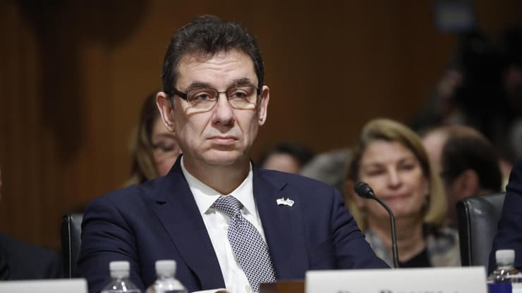 מנכ"ל פייזר אלברט בורלא. אפילו הוא הצטרף ל"קמפיין" של טראמפ (צילום: AP) מנכ"ל פייזר אלברט בורלא חיסון ל קורונה