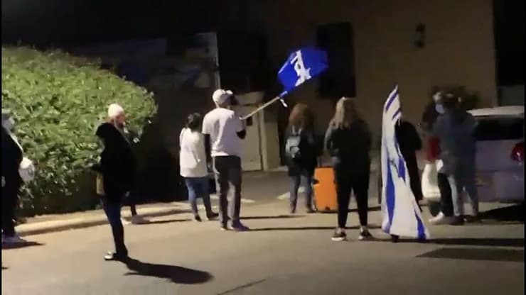 תומכי נתניהו מפגינים מחוץ לבית משפחת פרקש בקיסריה