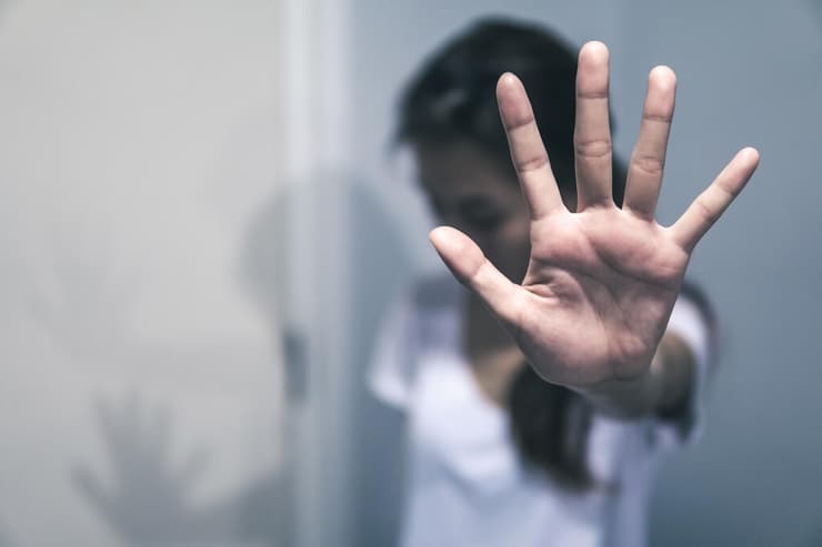 שיעור הנפגעות בהטרדה מינית בקרב נשים היה גבוה כמעט פי 4 ביחס לגברים      