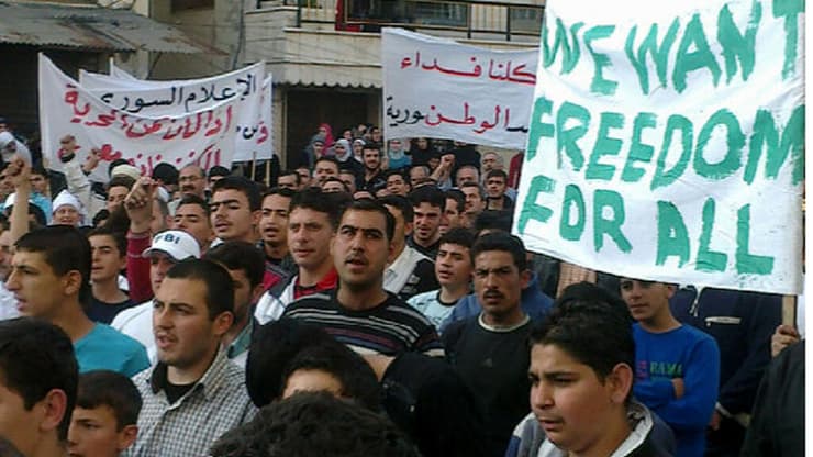 לרשתות החברתיות יוחס חלק משמעותי במחאות האביב הערבי ב-2011 ( צילום: AP) הפגנות בסוריה, האביב הערבי