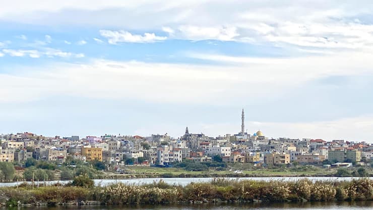 ג'סר א-זרקא (צילום: גלעד כרמלי) ג'סר א-זרקא מאחורי בריכות הדגים