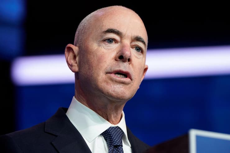 השר מאיורקס. הבדיקות לחבילות מחו"ל הוחמרו (צילום: רויטרס) אלחנדרו מאיורקס