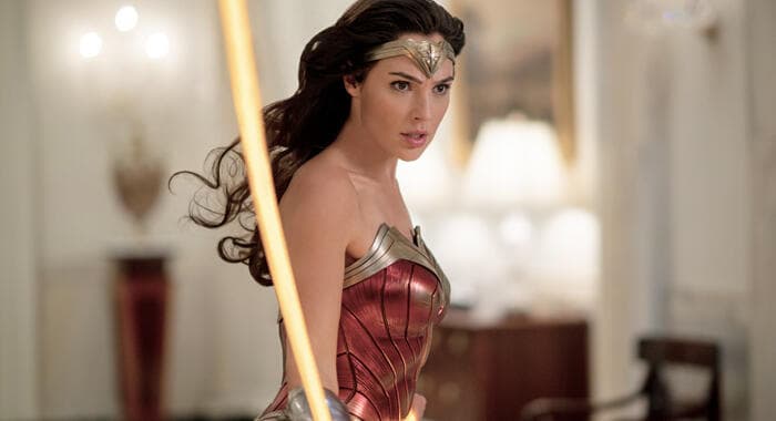 זהבי לא לבד, גדות עשתה זאת עוד ב-2020. מתוך "וונדר וומן 1984" (צילום מסך) מתוך "וונדר וומן 1984"