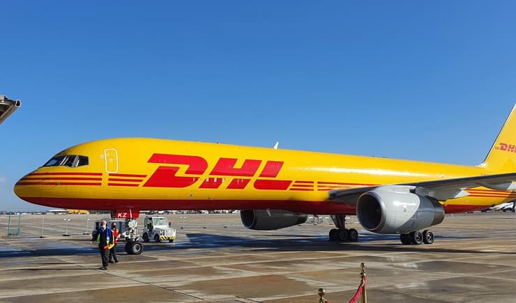 מטוס של חברת המשלוחים DHL. המטרה: פיצוץ על הקרקע, הסיכון: גדול (צילום: שמוליק דודפור) מטוס DHL מגיע עם החיסונים נגד קורונה לישראל