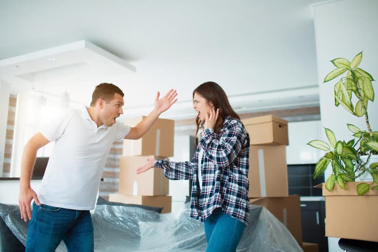 זוג רב במעבר דירה