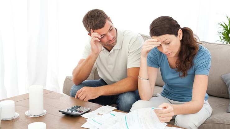 אילוסטרציה (shutterstock) חובות חוב חשבונות זוג אילוס אילוסטרציה