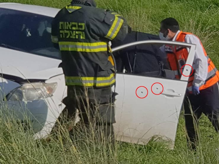 המכונית שבה נסעו בני משפחת אבו צעלוק בזמן הרצח אירוע ירי בכביש 6