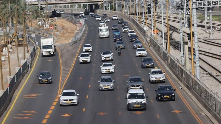 ירידה בדרך לעבודה, עלייה בנסיעות לבתי המרקחת ורשתות השיווק (צילום: מוטי קמחי) כביש 20