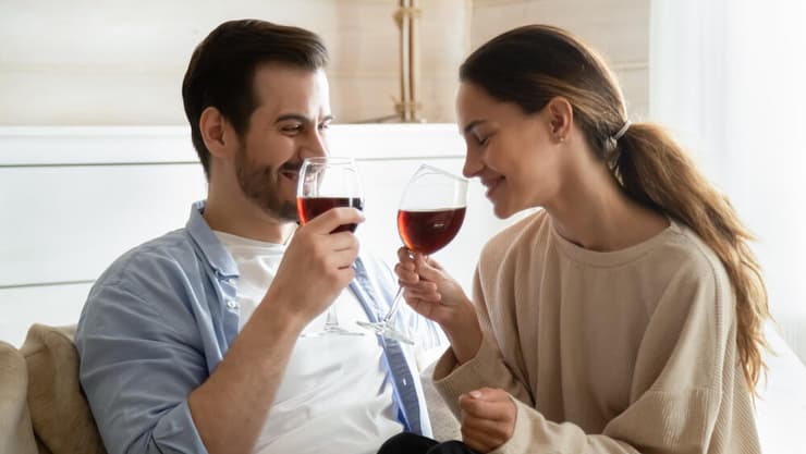 "יש סיבות שונות שבגללן שאנחנו נמשכות לטיפוס מסוים, אבל הסיבה המרכזית היא שיחזור דפוסים מהילדות" (צילום: Shutterstock) זוג משיק כוסות לחיים