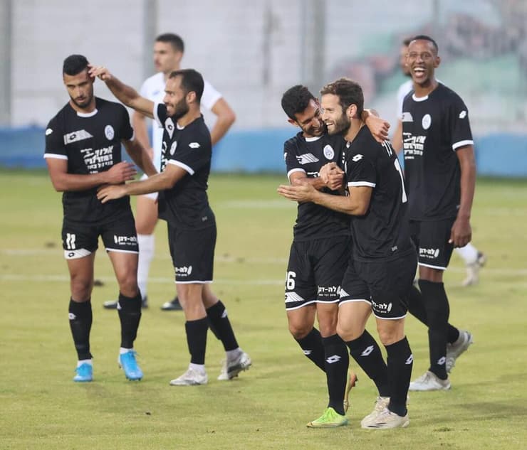 שחקני הפועל רמת השרון חוגגים ב-2021. הזמנים השתנו (צילום: אורן אהרוני) שחקני הפועל רמת השרון חוגגים