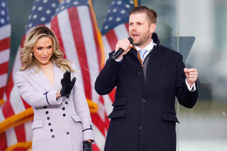 ארה"ב מפגינים למען דונלד טראמפ ליד הבית הלבן לפני הצבעת ה קונגרס אישור תוצאות בחירות