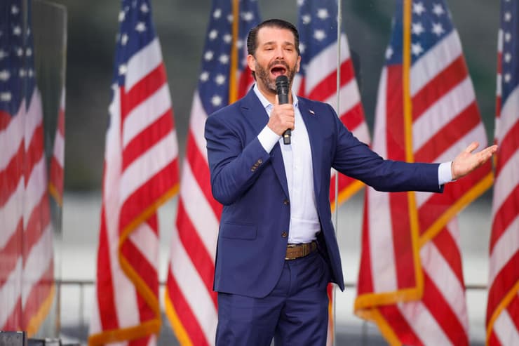 ארה"ב מפגינים למען דונלד טראמפ ליד הבית הלבן לפני הצבעת ה קונגרס אישור תוצאות בחירות