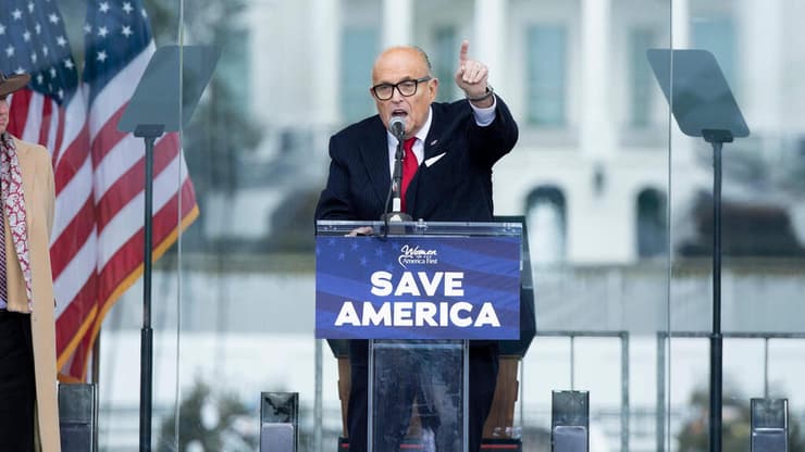 רודי ג'וליאני נואם מול הקפיטול, 6 בינואר 2021 (צילום: AFP) ארה"ב מפגינים למען דונלד טראמפ ליד הקפיטול לפני הצבעת ה קונגרס אישור תוצאות בחירות