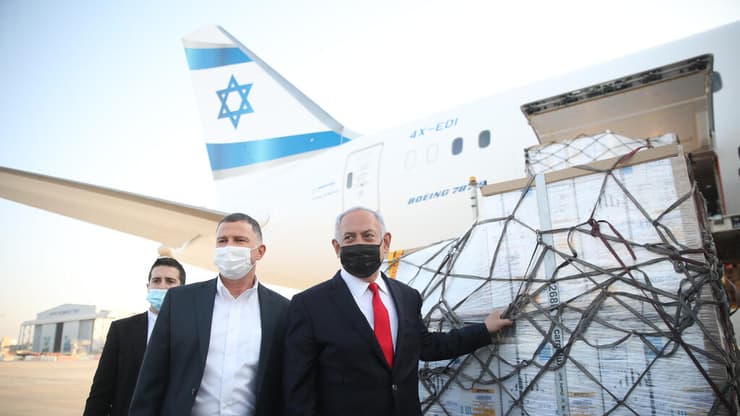 ינואר 2021: נתניהו לצד משלוח של חיסוני פייזר 