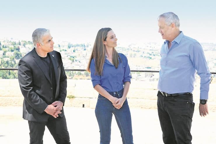 ארכיון. מירב כהן עם בני גנץ ויאיר לפיד (צילום: יח"צ) מירב כהן עם בני גנץ ויאיר לפיד