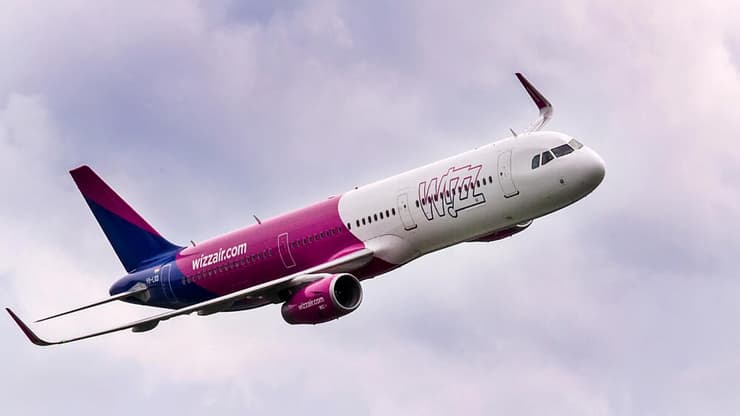 מטוס של חברת וויזאייר (צילום: shutterstock) מטוס וויזאייר איירבוס A321