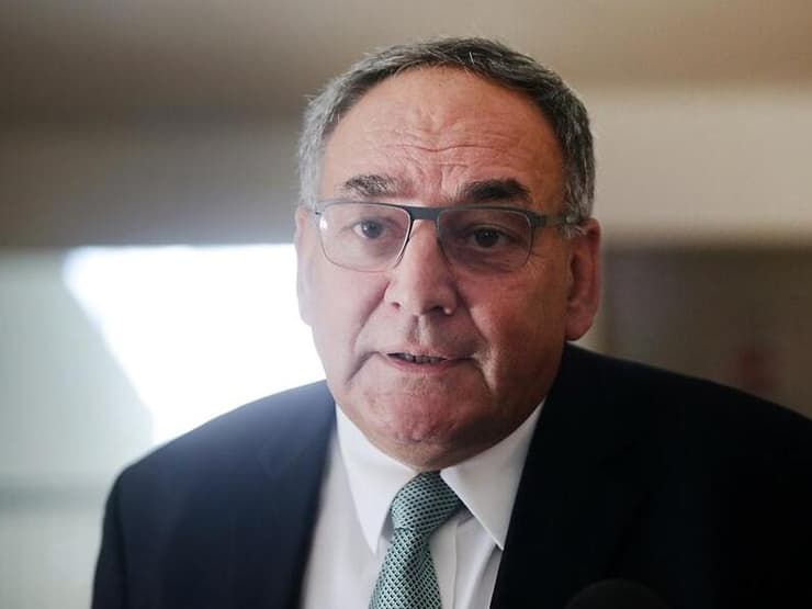 "באנגליה נוסעים ארבע שעות ברכבת להחלפת מפרק". פרופ' זאב רוטשטיין