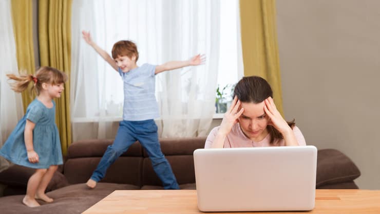 "הרגשה שאנחנו שקופות לגמרי" (צילום אילוסטרציה: shutterstock) אמא מנסה לעבוד מהבית, הילדים מתפרעים